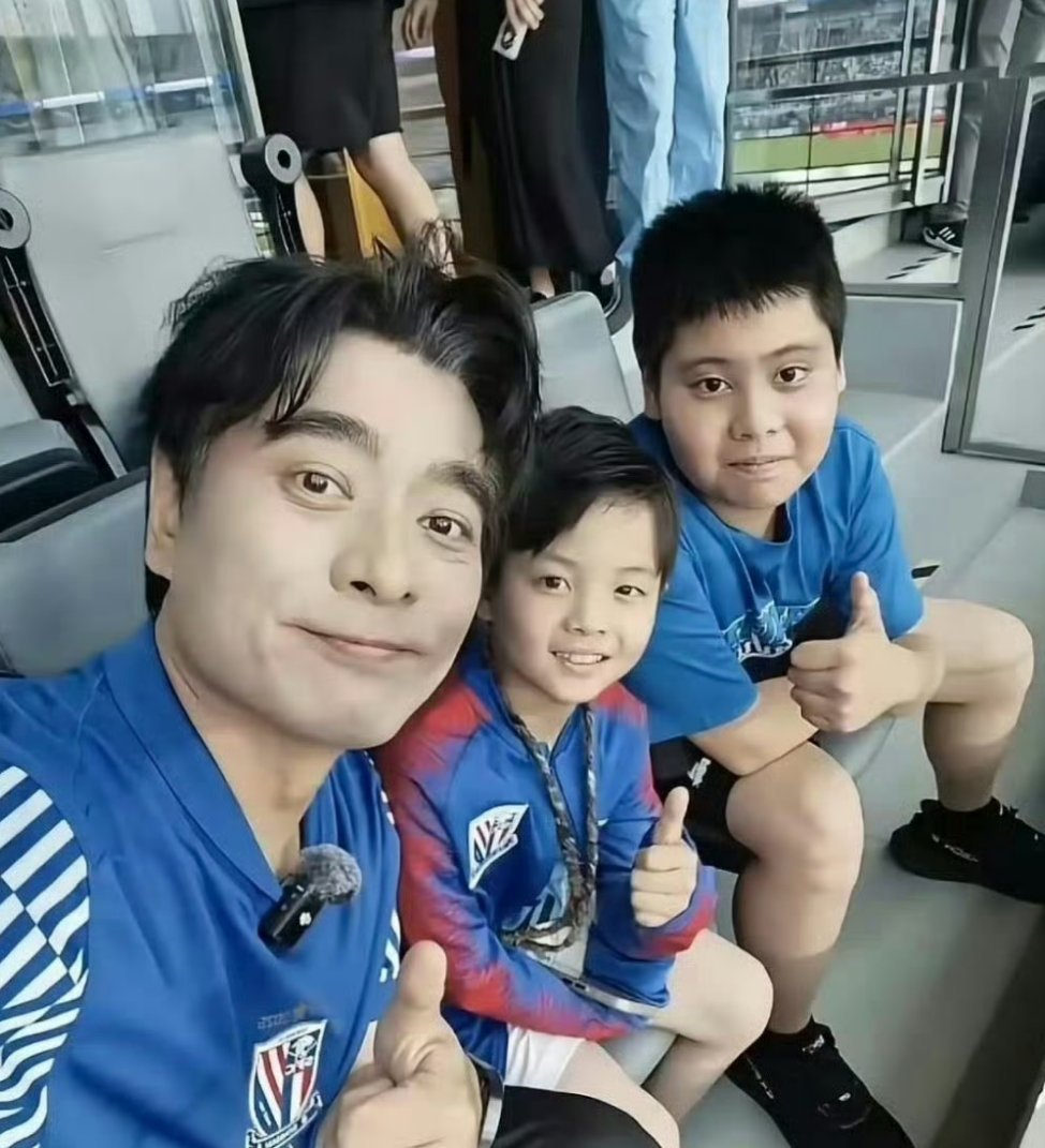 陈龙小儿子叫章纪晨  谁看了不得喊一句开挂娃！陈龙小儿子取名章纪晨直接随母姓，陈