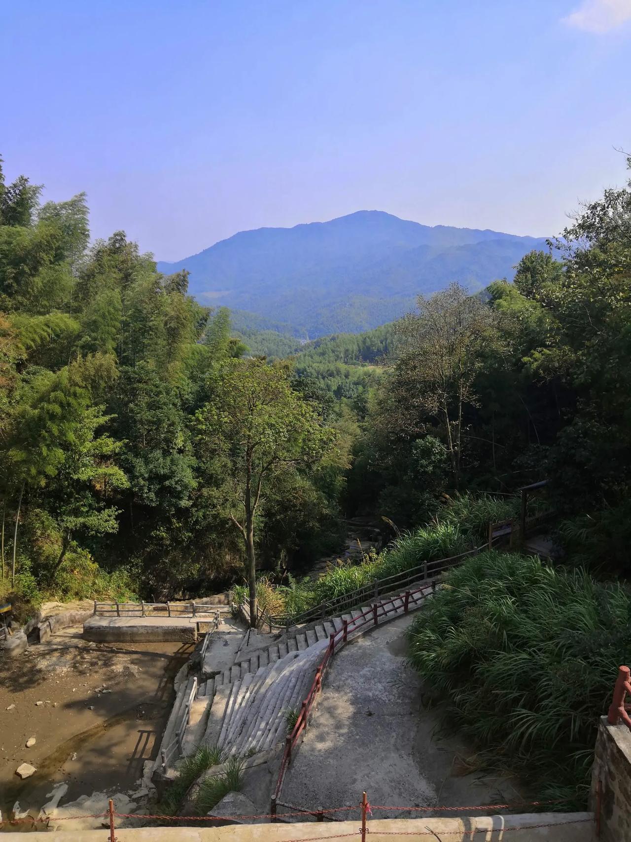 七绝·题宜丰官山仙人洞
文/许碧霞

霄崖丹火云霞灭，悬壁青苔旧事囚。
白日升天