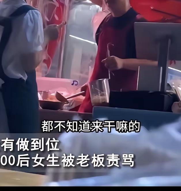 "真是反了天了！"广西柳州，两名00后女孩上班迟到，被老板娘当场训斥："不想干就