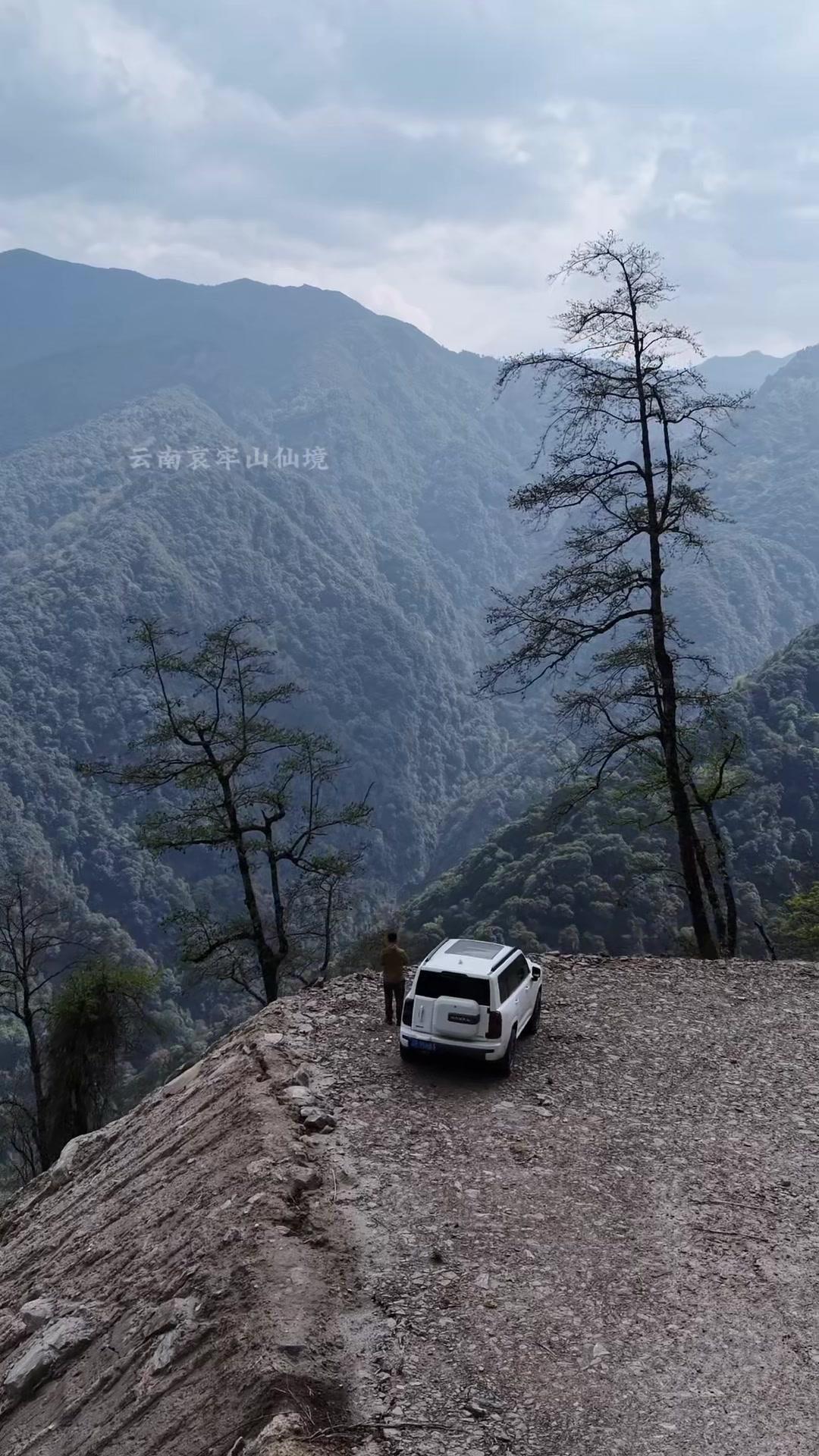 顺着河谷飞行一程，高度受限，未能见到想象中的盛景。虽小有遗憾，但沿途的风光也有着