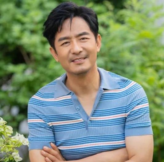 正在播出的电视剧《生逢其时》、《重案六组消失的警号》里都看到演员郭晓东了，《生逢