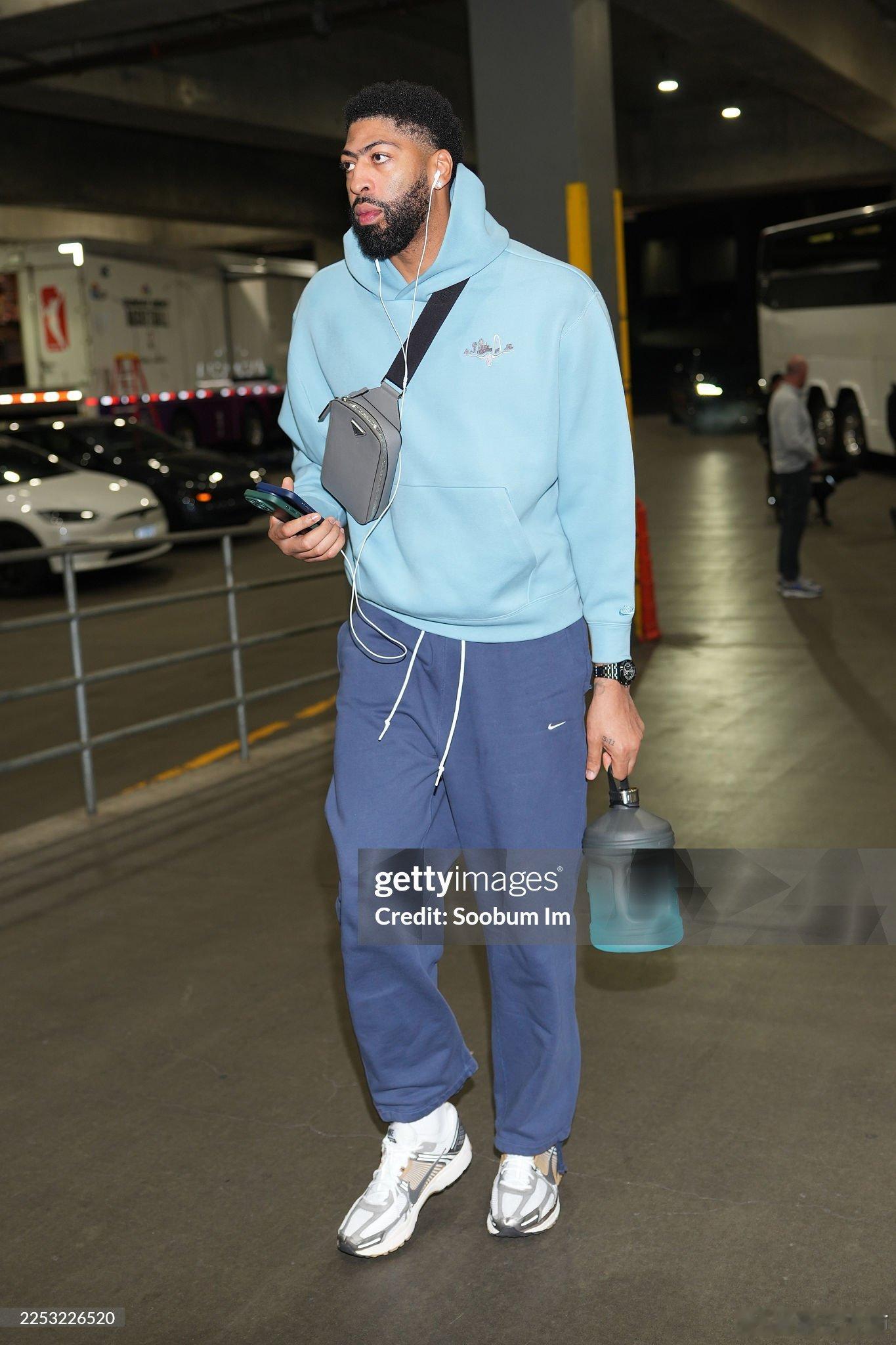 MFFL 据消息人士透露，老鹰已经与达拉斯￼进行了直接沟通，他们愿意拿出里萨谢、