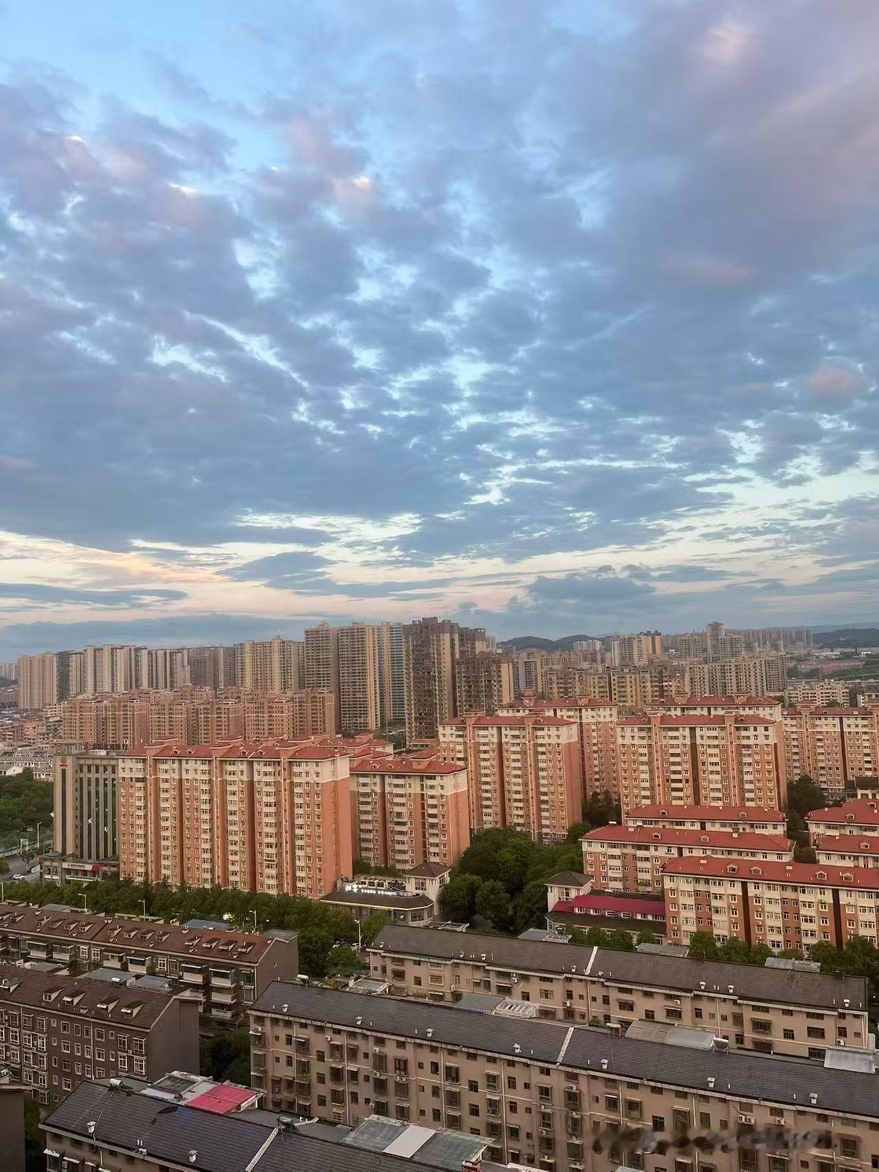 长期高温暗藏多重健康隐患，不止晒黑中暑
 
持续高温天气带来的健康问题远不止两点