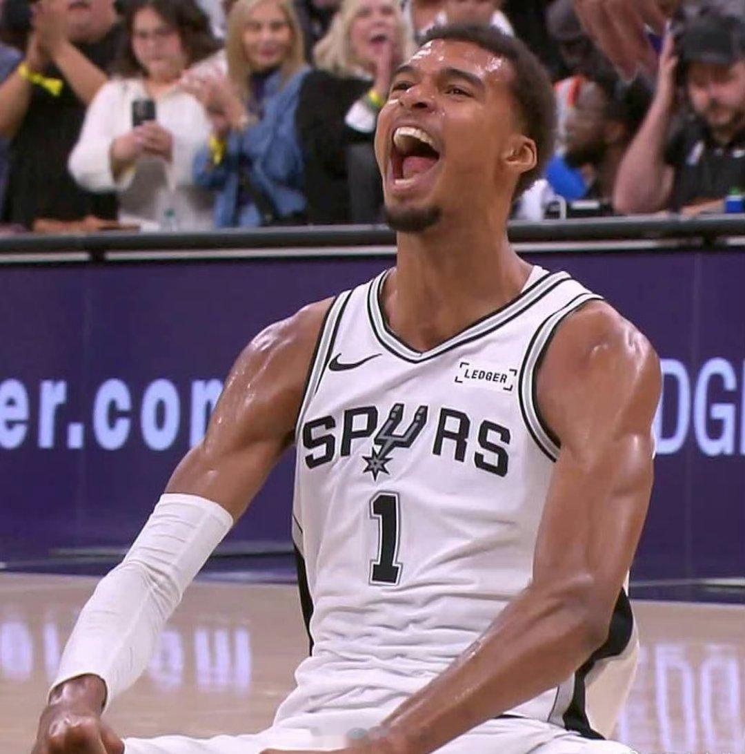 马刺队历史首次开局五连胜 ​​​。马刺队的文班亚马5场比赛场均30.2分14.6