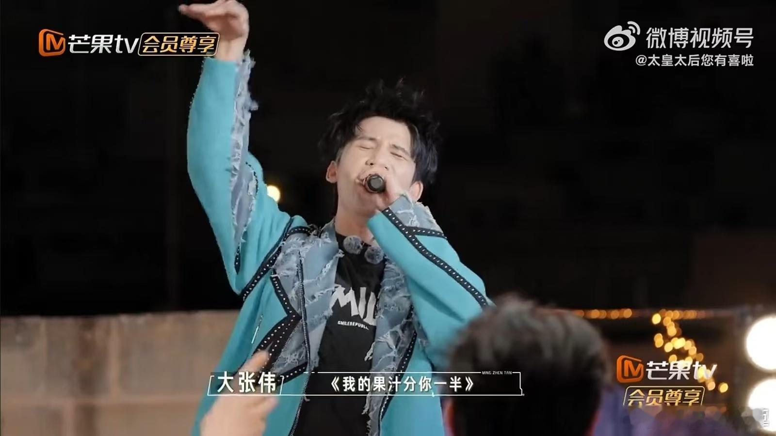 大张伟给我干千禧年来了  还记得小时候听《我的果汁分你一半》时的情景吗？不懂爱情