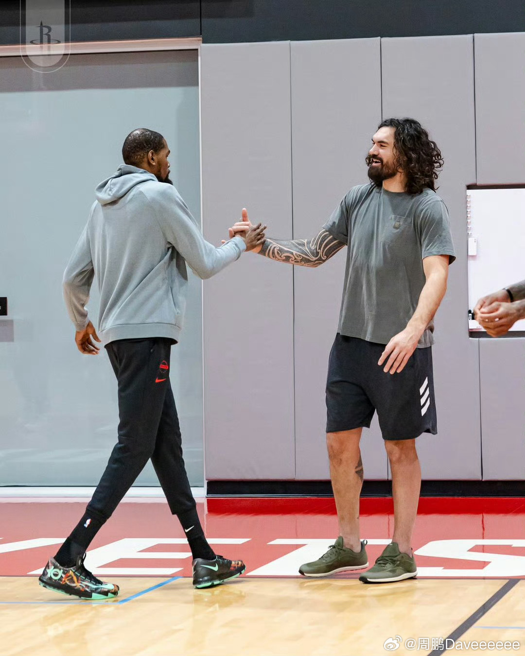 史蒂夫-亚当斯术后首次来到场边观看队友们训练，想他猛龙vs火箭