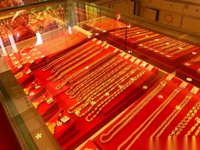 金价疯了，朋友圈里晒金豆豆的越来越多。
但你有没有发现，楼下商场里，那些金光闪闪