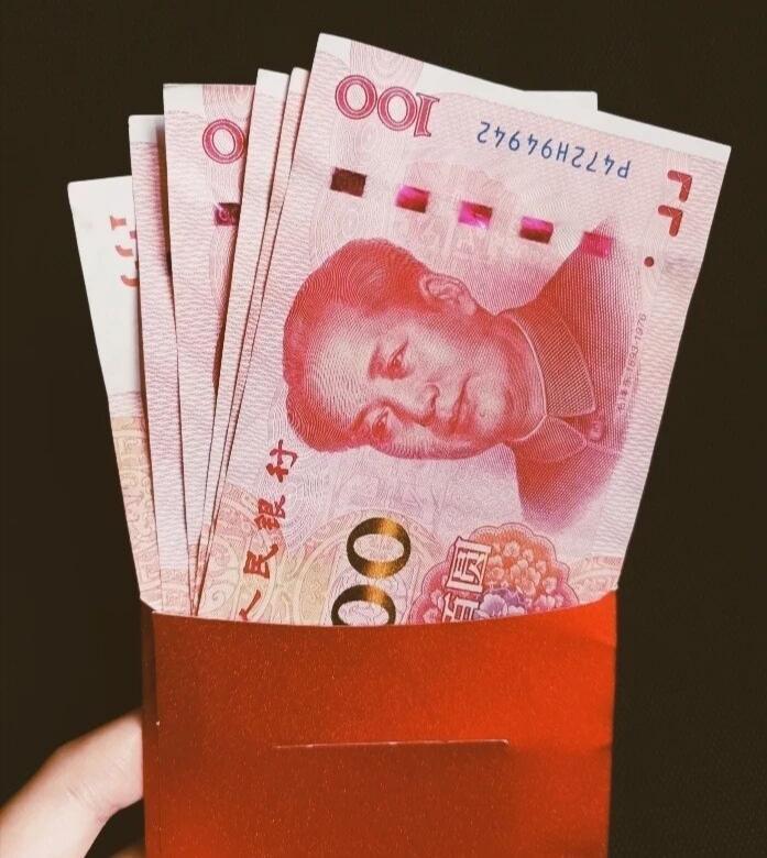 86岁老爸，给我51岁生日包的红包到退休的年龄了，还有老爸宠着，原来幸福就是这么