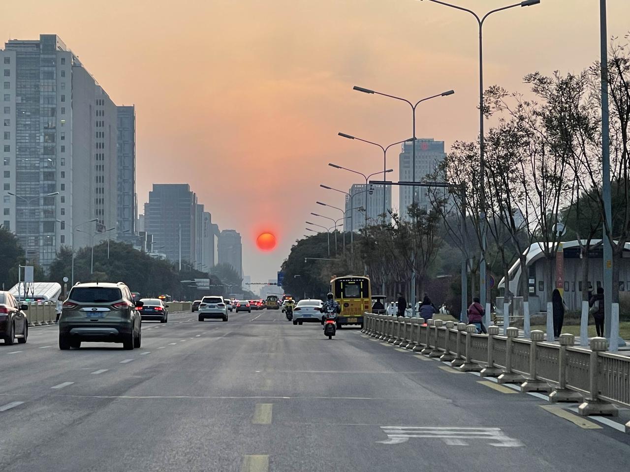 长长的路，慢慢的走。原是一条寻常的打工路，走着走着，竟成了情系一生的亲情路。
