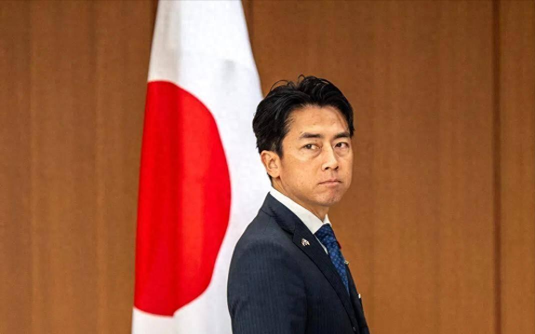 日本防卫大臣公开表态，主张放开核武器相关讨论，突破战后无核三原则限制。日本右翼政