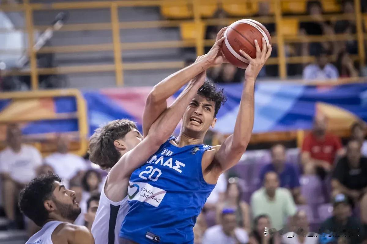 希腊前锋Alex Samodurov场均17.6分排在第二位，仅次于Loyola