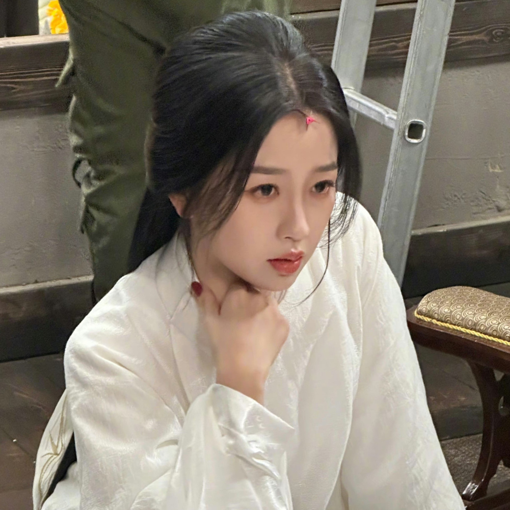 别忘了我们女强人欣宝综艺杀青完立马飞回国 6号还有商务拍摄的行程！紧接着就要准备