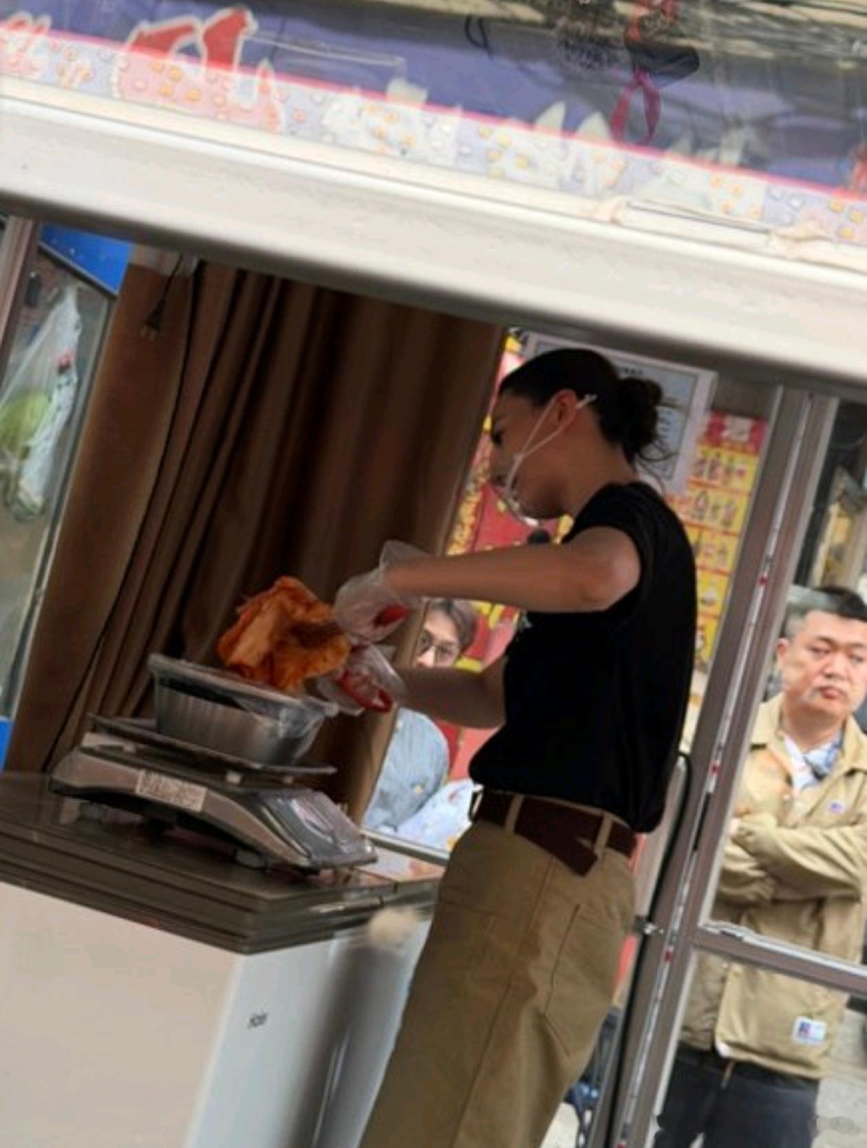 东北孩子DNA动了东北早市每一处都是情怀，高圆圆也曾在这儿卖辣白菜，东北人的DN