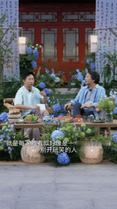 刘震云说杨迪你开玩笑还少吗杨迪问刘震云开玩笑的度把握的行吗杨迪坦言平日爱开玩笑，