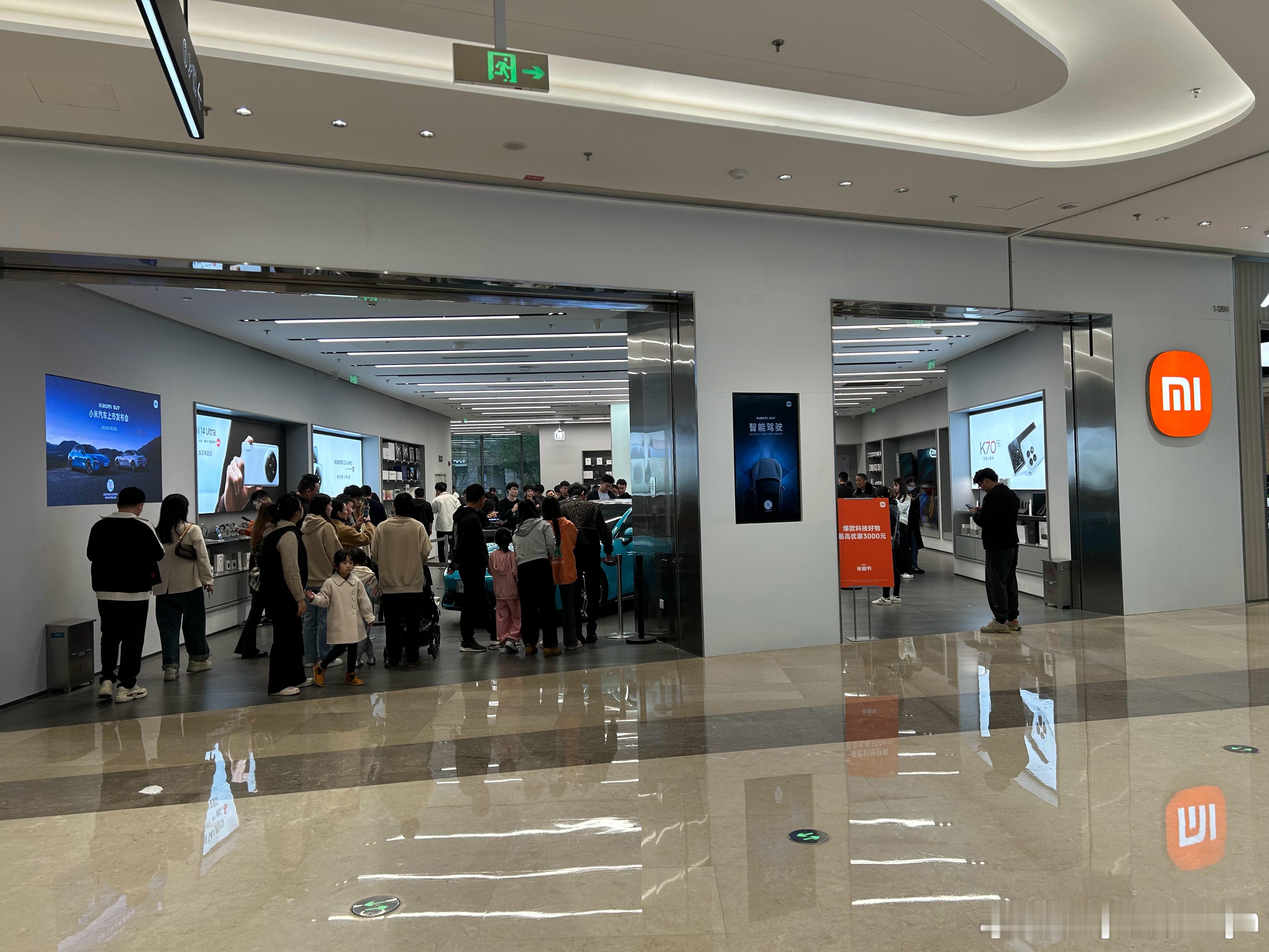 来杨总风波的网红打卡店拍个照[doge]假期的人还是比那一天多很多的[二哈]  