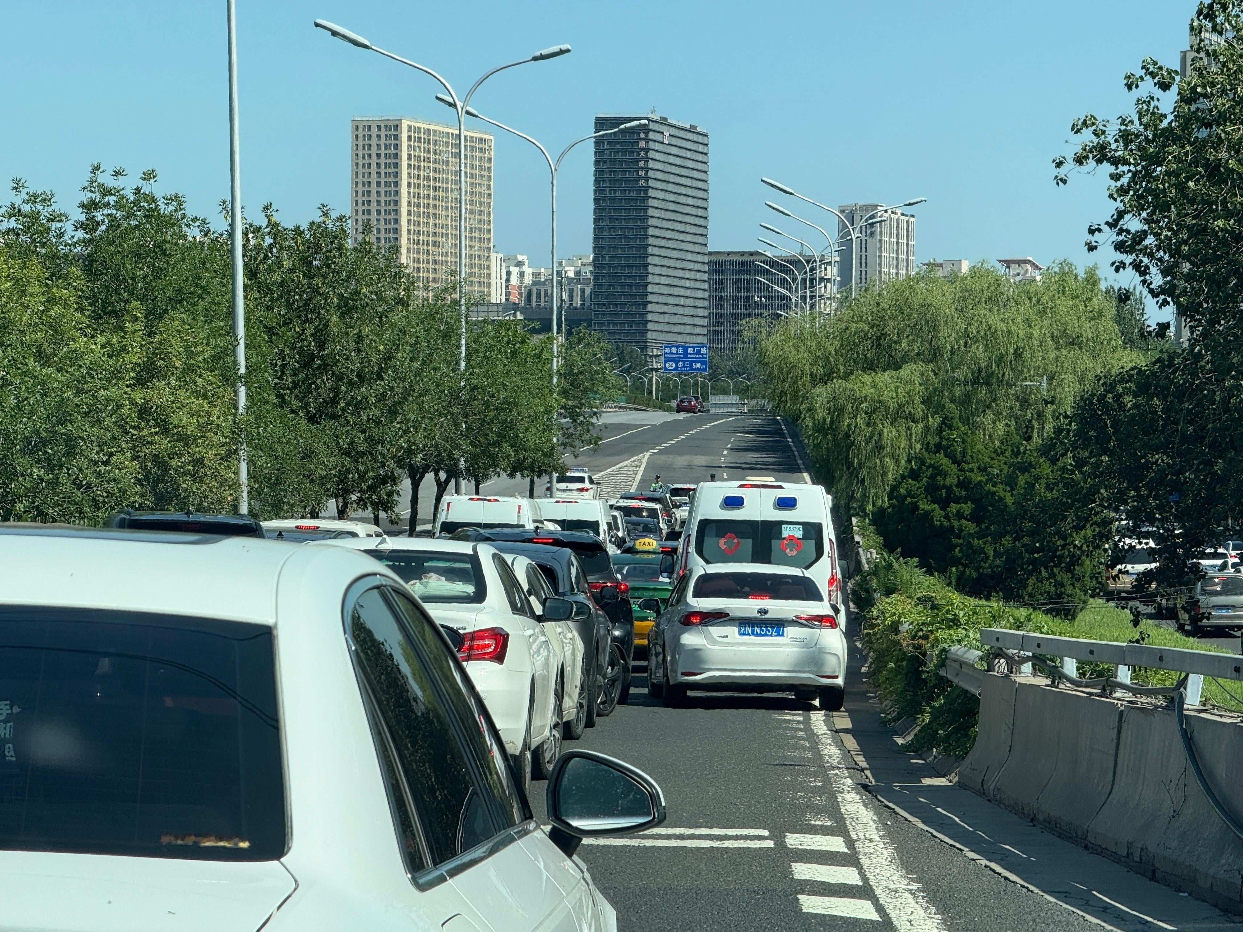大早上赶上交通管制了…咱就说不能给救护车让让么…这帮人跟这儿卡着，谁也过不去 ​