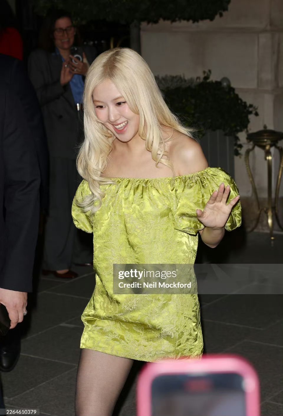 朴彩英绿裙看秀朴彩英绿裙惊艳亮相巴黎时装周YSL秀场看秀，美没边了