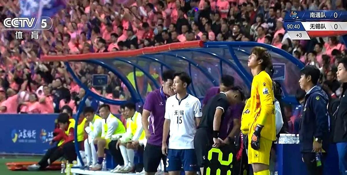 换人那一下，全场都屏住呼吸。
119分40秒递牌，119分55秒确认，点球120