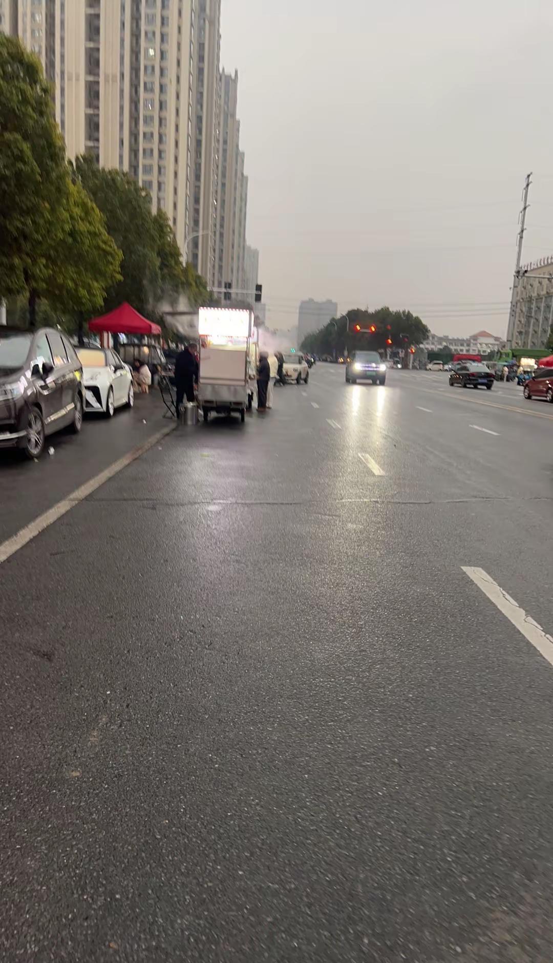 走在回家的路上，才感觉生活是自己的，城市很吵，晚风很温柔。一天的忙碌，都融化在回