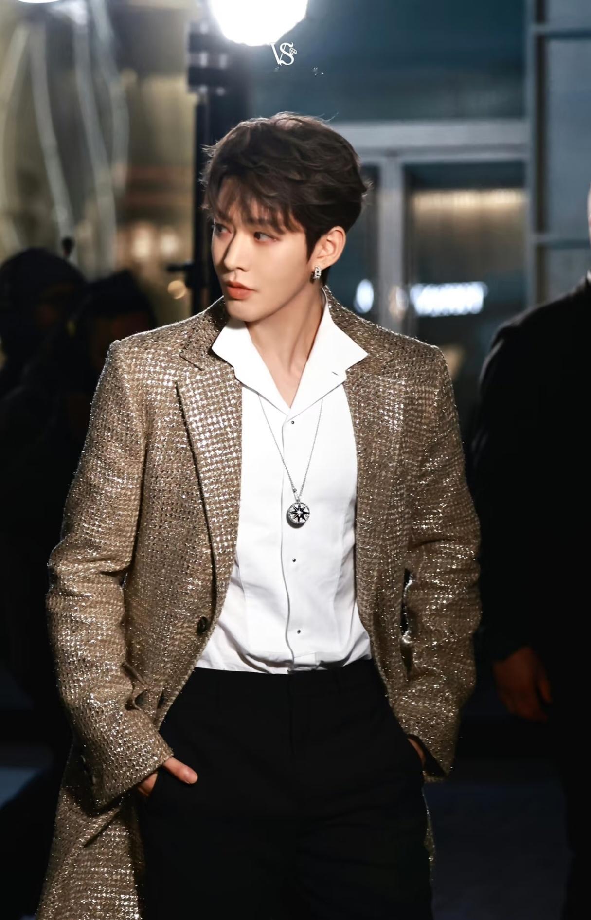 迪奥高订花瓣在三里屯绽放✨迪奥品牌大使邓为 ✨ 迪奥全球美妆大使邓为我们迪奥王子