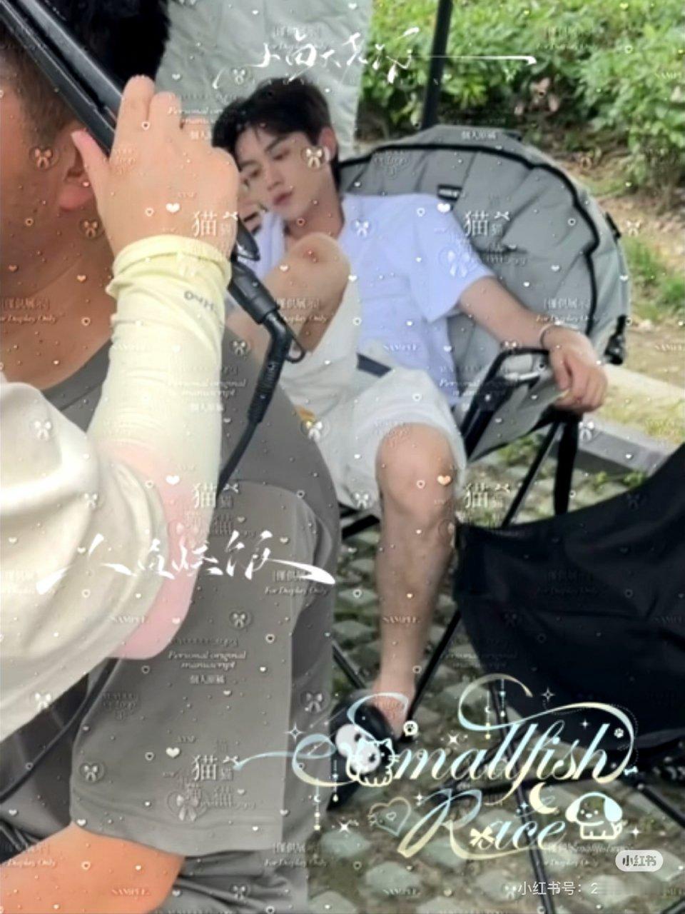 谁懂啊，这两个凳子挨得好近朋哥如果在的话两条腿绝对紧紧贴在一起 