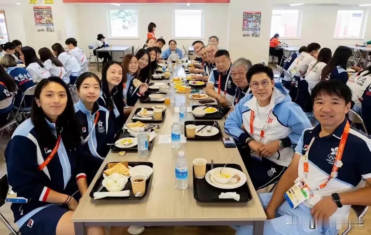豪门身份摆在那儿，霍启刚却没有把亚运会现场变成自己的“专属通道”。这次他独自抵达