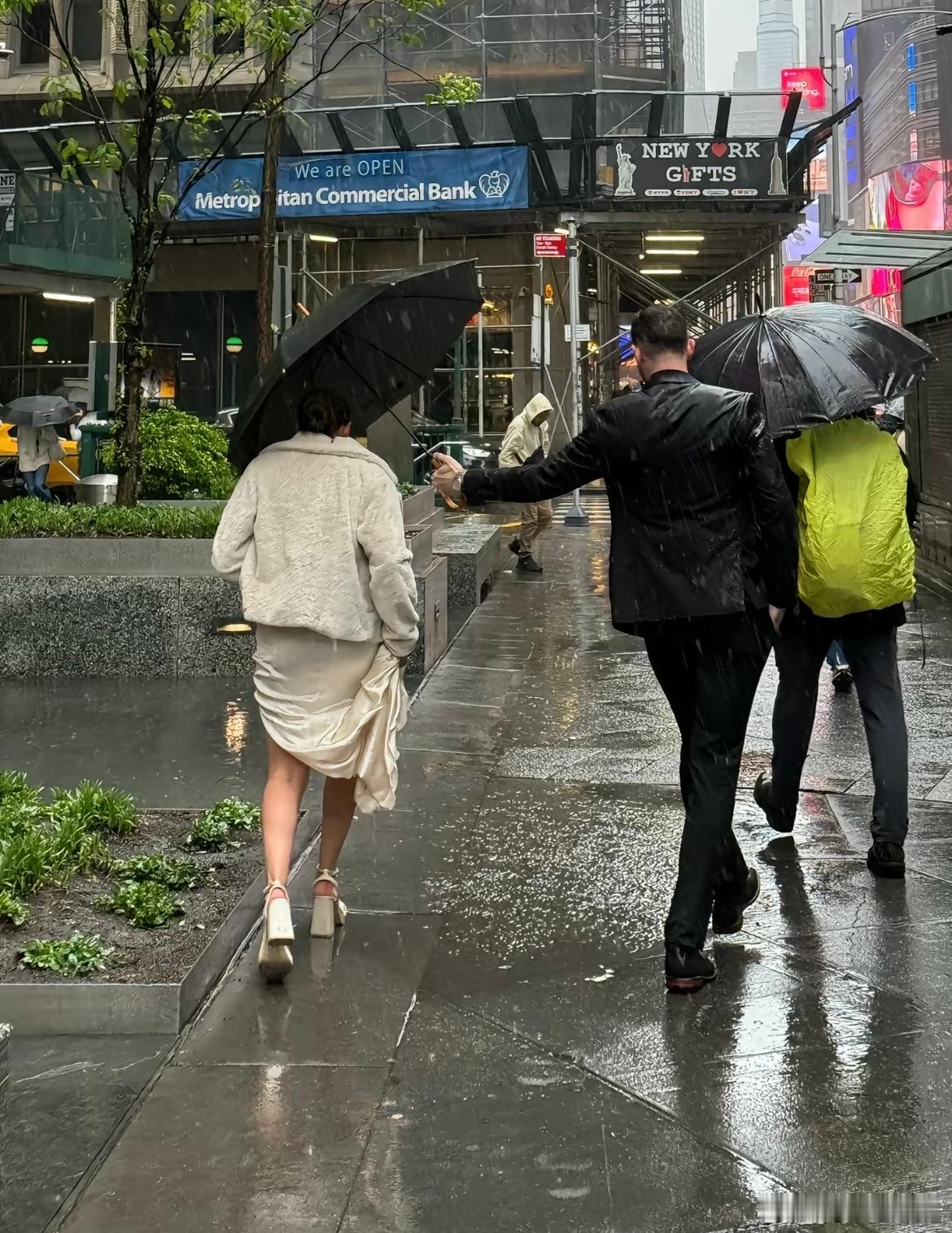 爱是一把倾斜的伞 