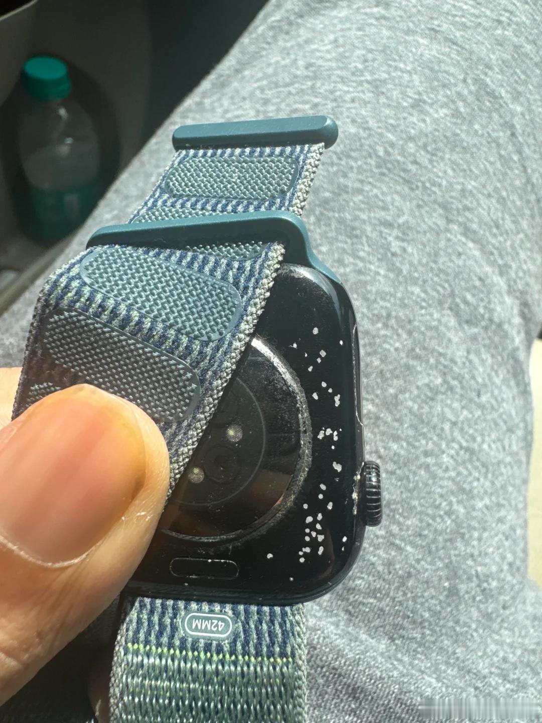 国外用户反馈其自用的Apple Watch Series 10亮黑色（Jet B