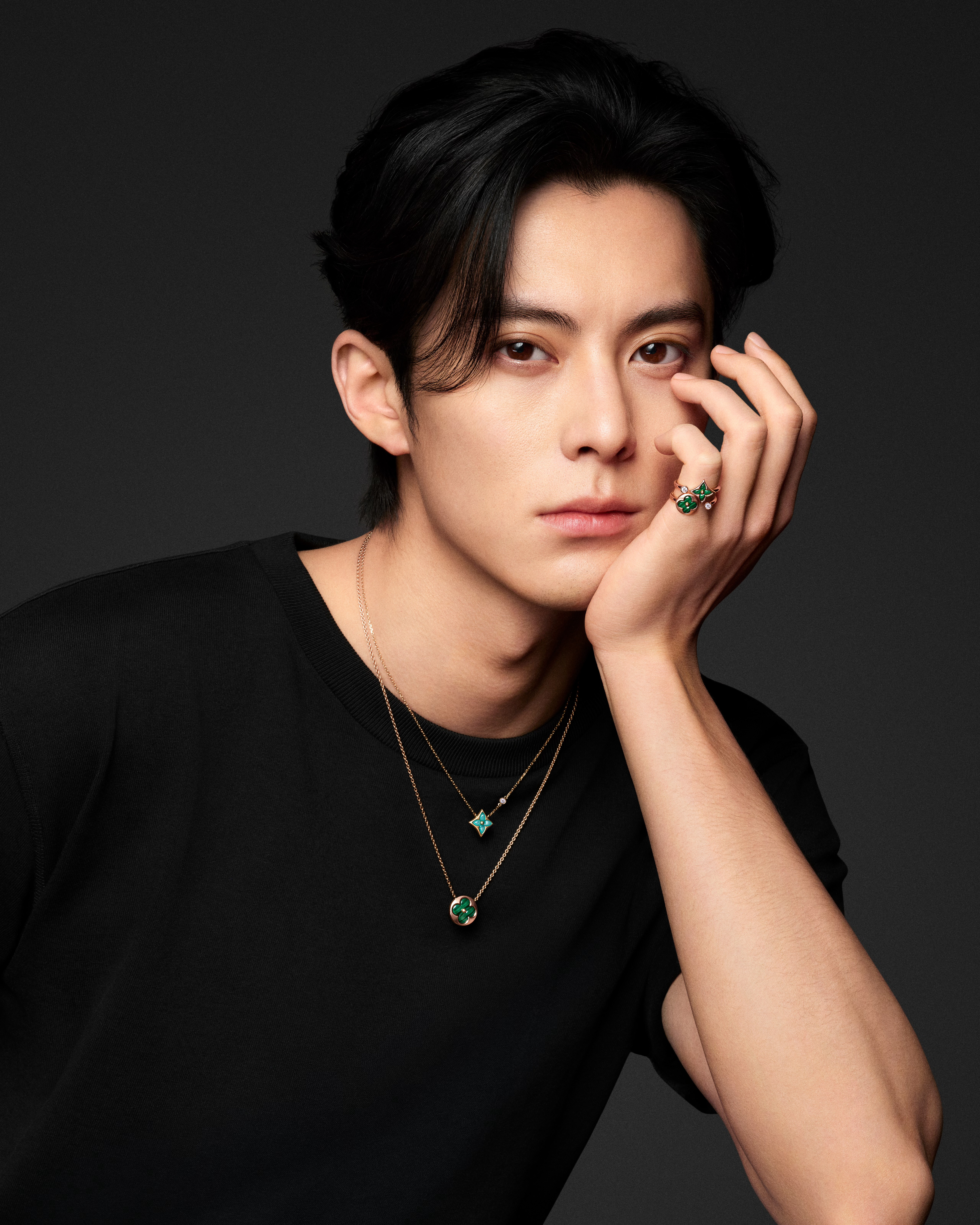 品牌代言人王鹤棣演绎LV 全新Color Blossom系列珠宝，黑白质感的贵公