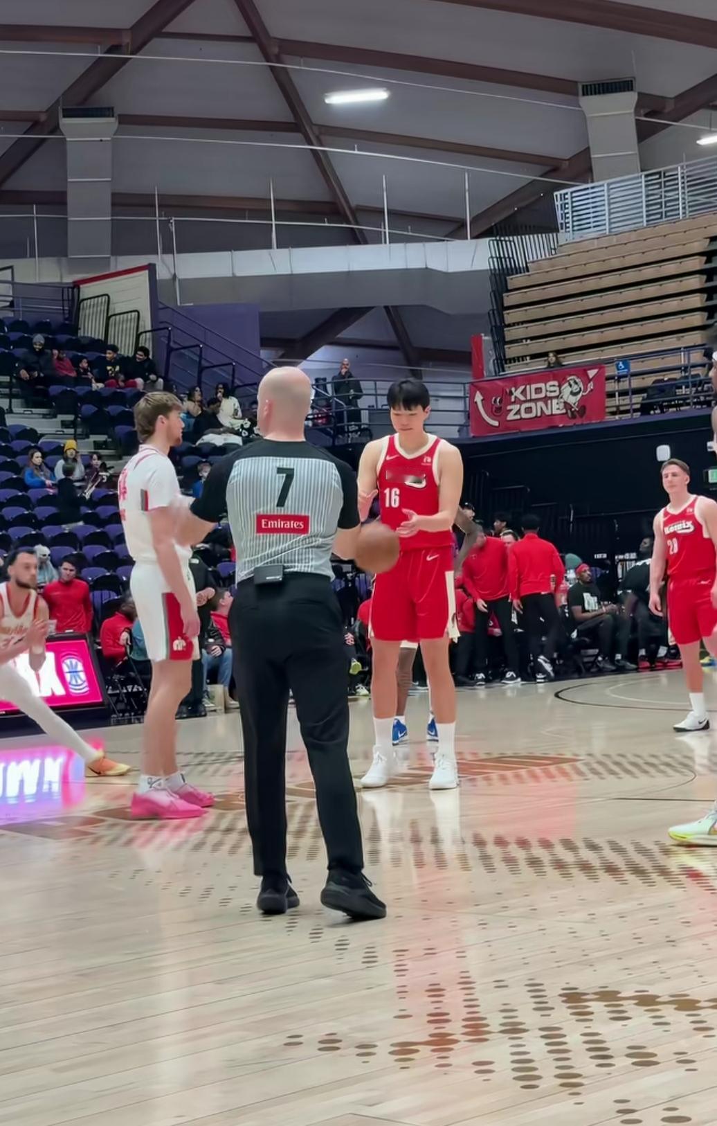 现场看杨瀚森在G联赛的比赛，还是挺震撼的，

1月15日对阵俄城蓝队，他首发出战