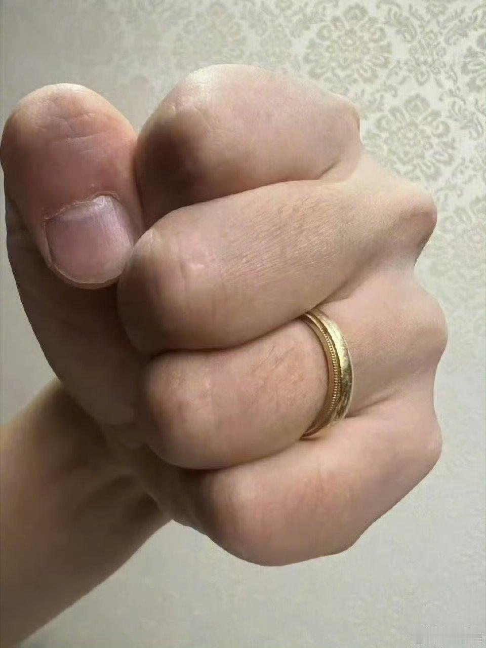 朱亚文晒婚戒 ！！！！！真男人！！！！漂亮！！！！！就喜欢我哥这性格[心][心]