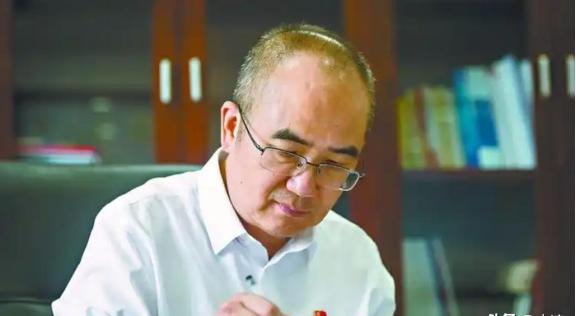 挪着腿救全院的张定宇退休了？现在更忙！网友：这才是英雄该有的样子

2020年武