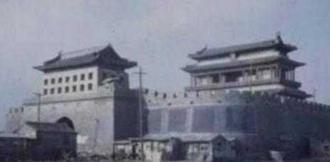 1953年，吴晗执意要拆除北京古建筑，梁思成苦苦劝阻无果，情急之下竟瘫坐在地嚎啕