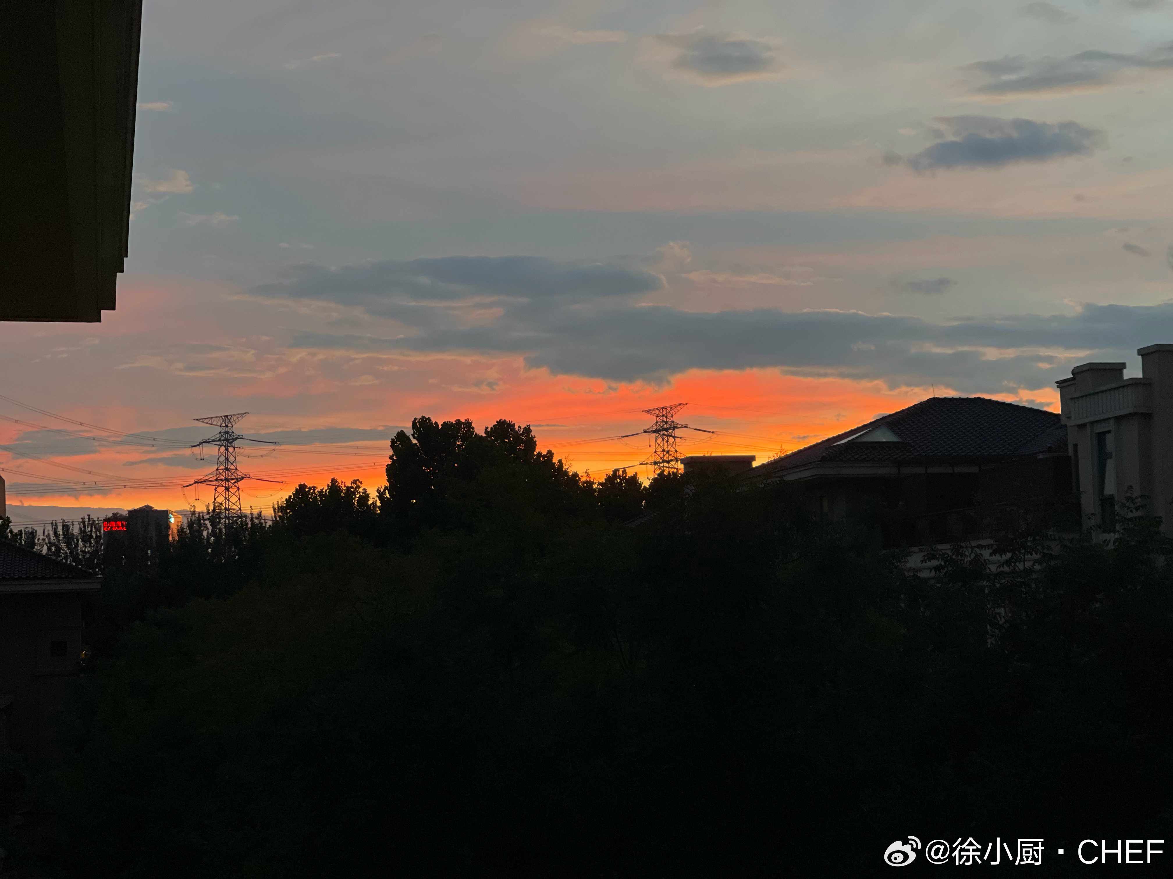 此时此刻，北京雨后的晚霞，美的无法形容。 