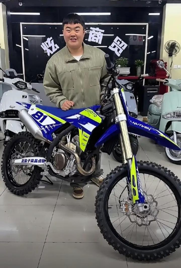 太暖心了！2025年龙麻子大婚，张雪亲自到场，送上一台定制MX250越野摩托（还