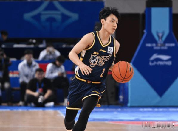 徐杰有帮手可以歇息了，7+5+3状态一般



徐杰面对广州男篮表现一般，大山西