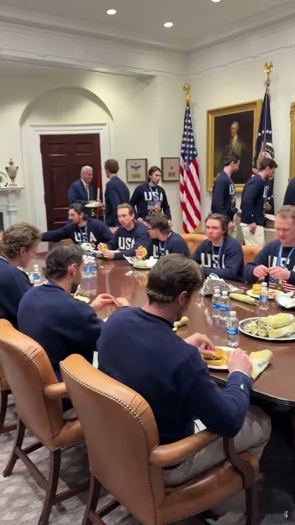 “冠军盛宴”：特朗普总统用麦当劳和爱国歌曲欢迎美国队 

在完美展现2026年国