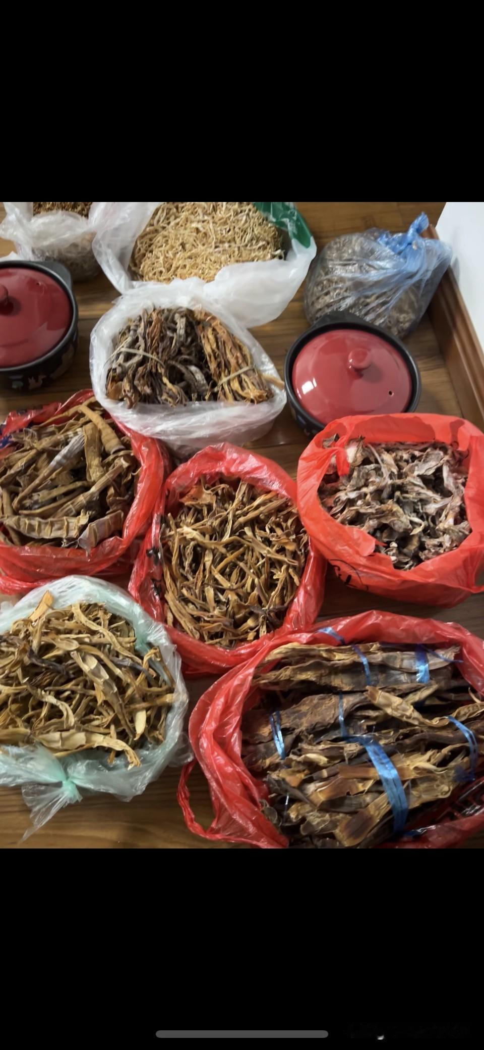爱吃笋的看过来，不信你不眼馋！

上午我在厨房洗刷，老板娘妈妈就在厨房隔壁小房间