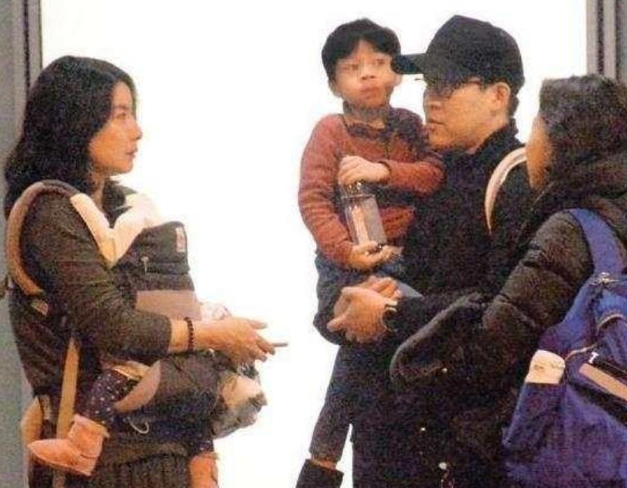 2018年，郭晶晶坐飞机回香港，在等车的同时，她将睡着的儿子抱在怀中，蹲在地上当