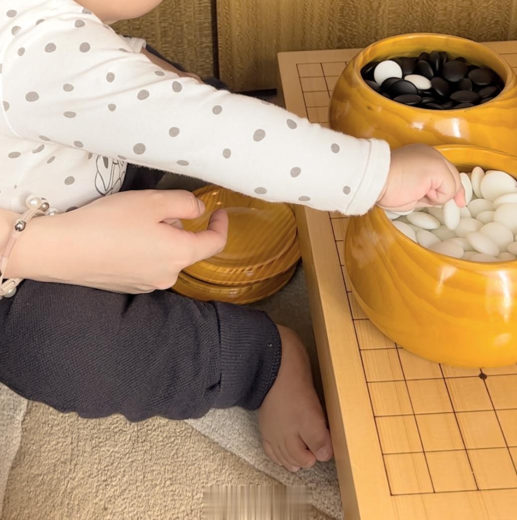 汪老师下围棋很厉害，经常看很多围棋的比赛，也在微博上分享了很多心得体会。在我看来