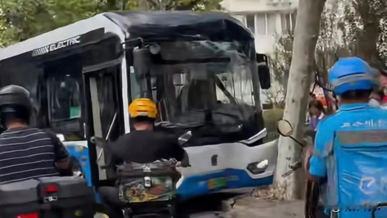 10月15日，一名男性驾驶员在上海的小木桥路与零陵路交叉口处，由于一辆公交车突然