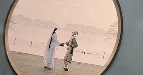 宇樹(shù)機(jī)器人變身鋼鐵版白娘子、許仙 杭州西湖浪漫邂逅