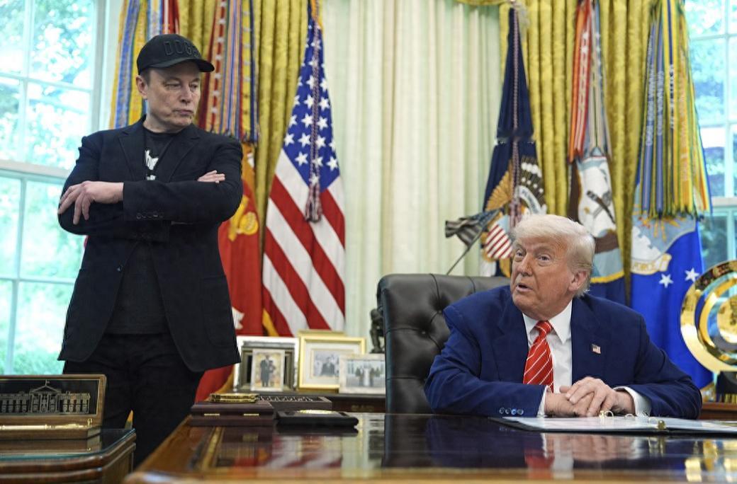 马斯克彻底摊牌！直接把桌子给掀了！

他最近放话够狠：“要是民主党继续掌权，美国