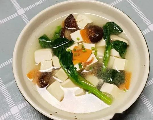 #冬日生活打卡季#
豆腐汤滋阴润肺，味道鲜美，好吃易消化，口感更为软、嫩、滑，细