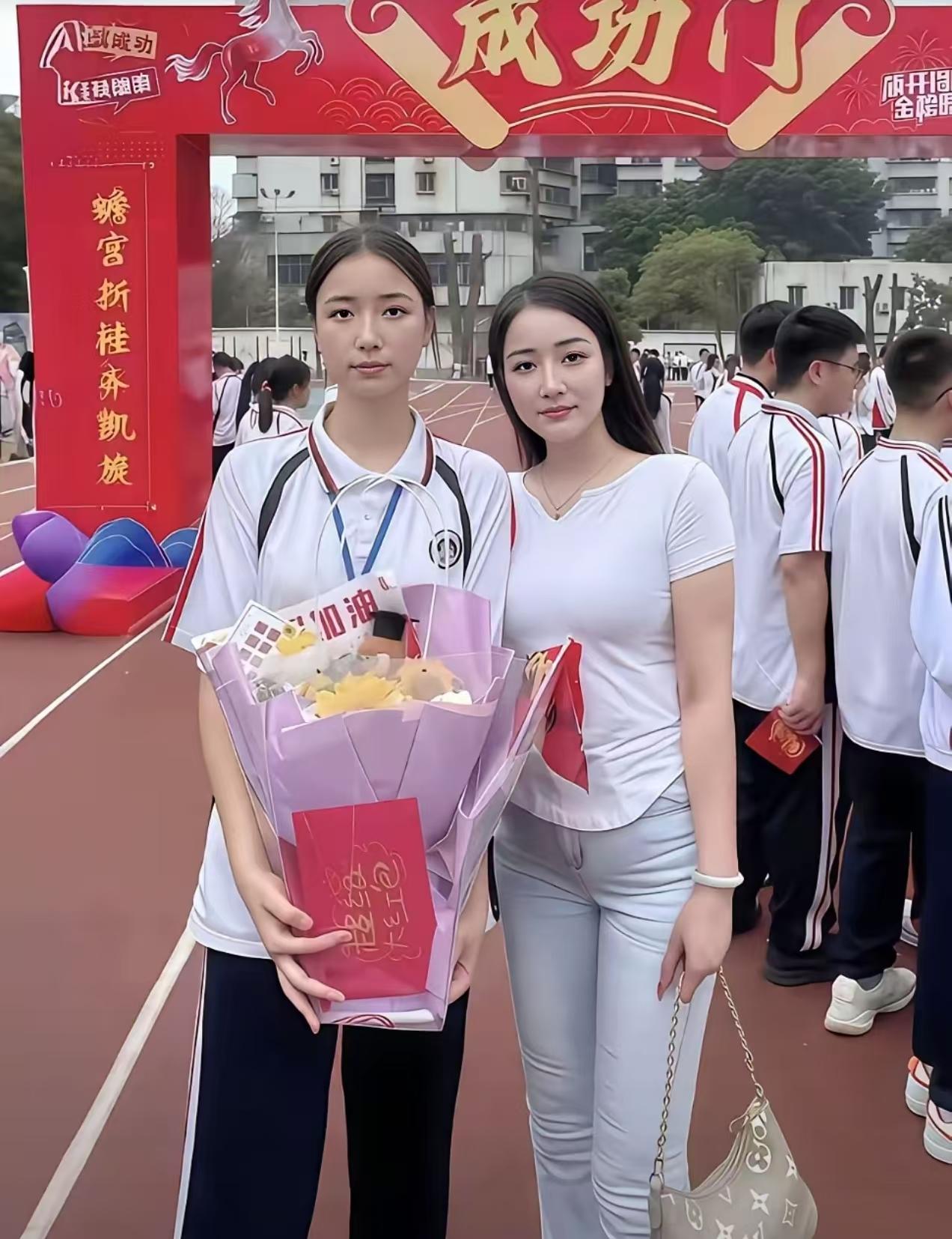 现在的人是越来越年轻了，
看见一张高考后结束的照片，
网友们都说妈妈比女儿好看！