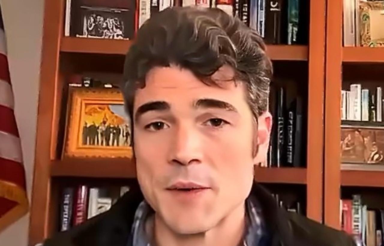 主持人:“总统称你软弱，格雷厄姆说你是叛徒，麦康奈尔等人则称你为反犹主义者，现在