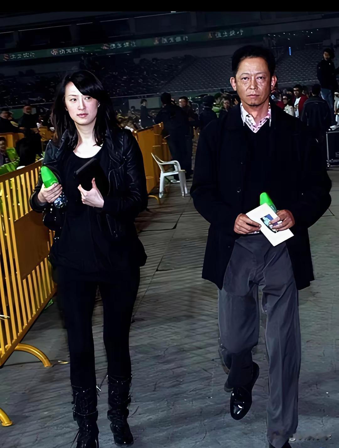 王志文老婆陈坚红好美 她曾是模特兼演员，温婉有气质，皮肤白五官精致，身材更是没挑
