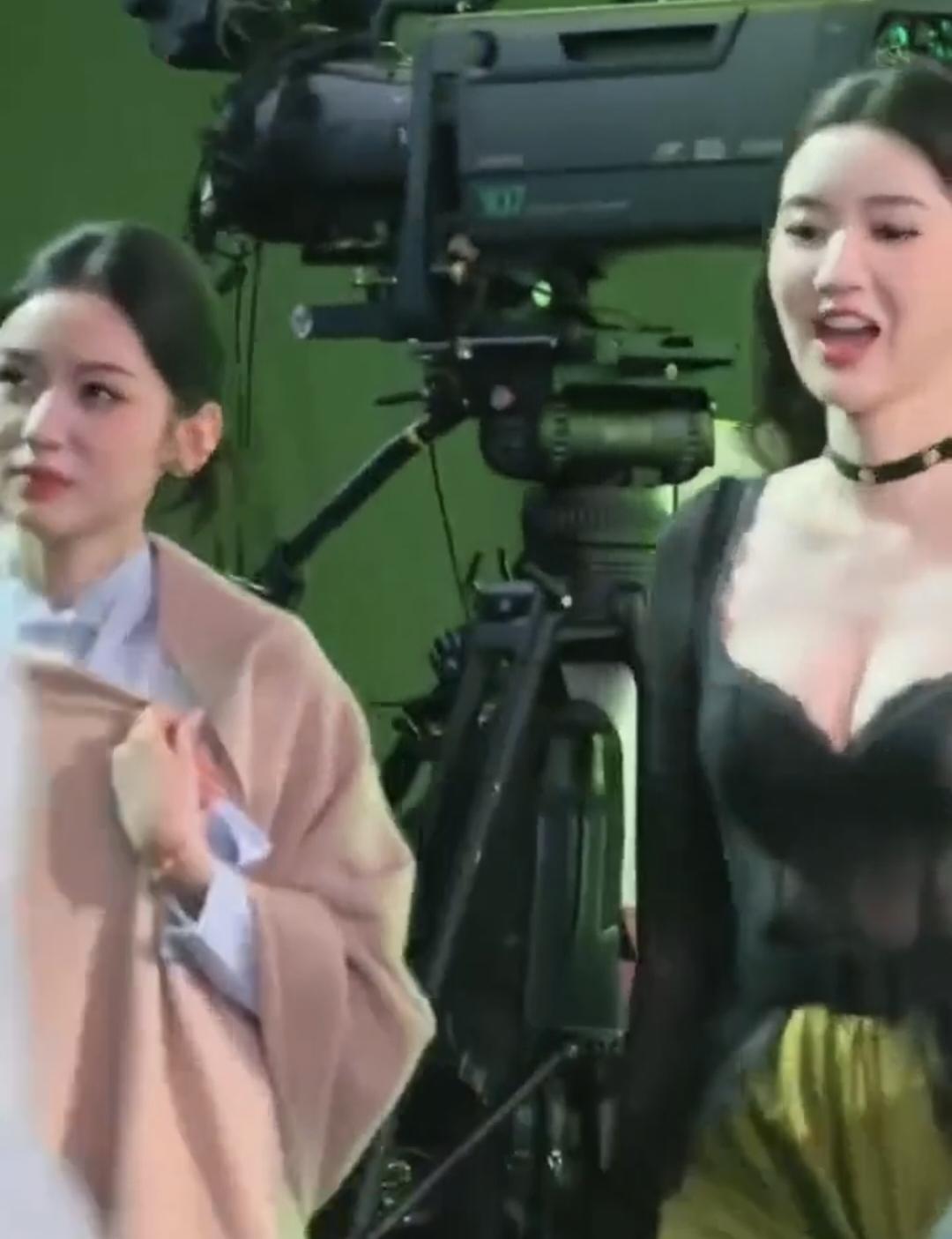 环肥燕瘦！一个裹得严严实实，密不透风；一个却是颤颤巍巍，胸门大开。不一样的两种美