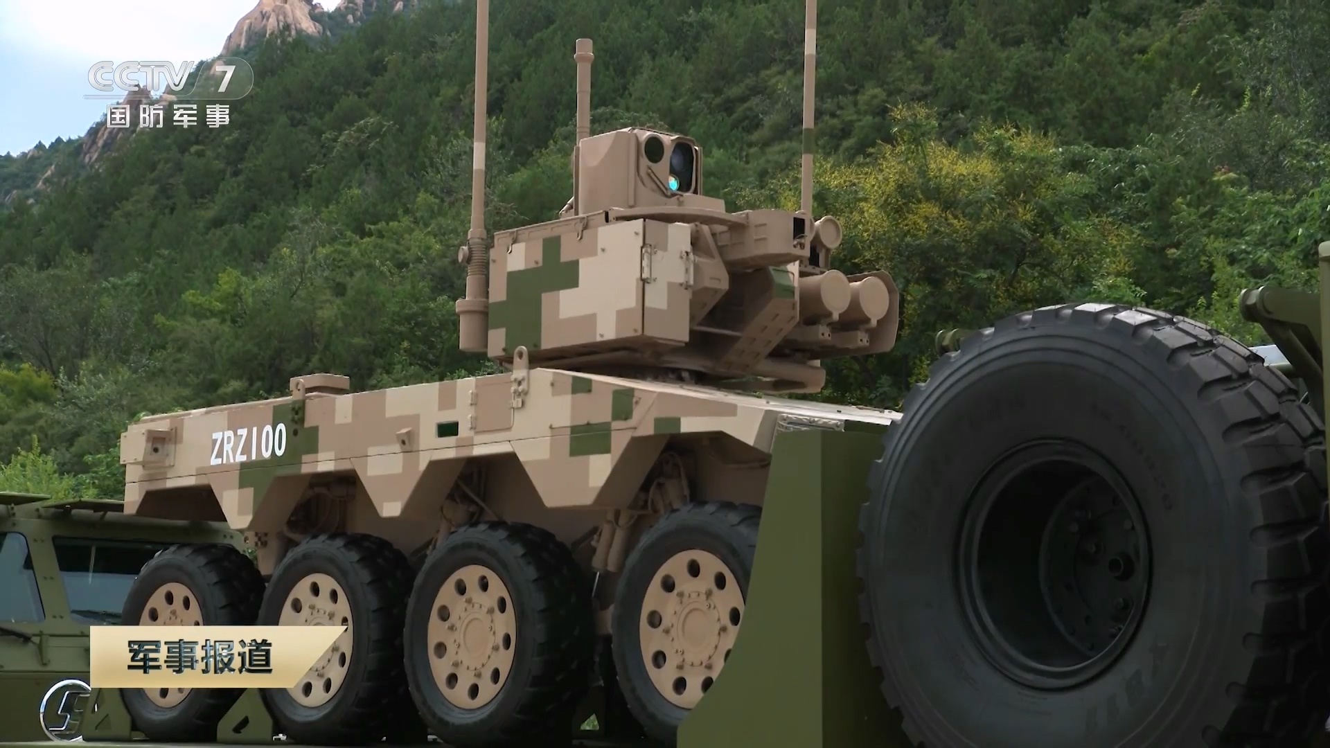 九三盛大阅兵国之重器亮相阅兵场 两款侦打突击无人车，分别是ZRZ100和ZRY2