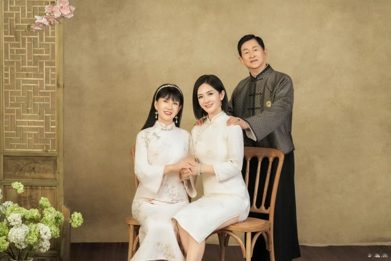 娱乐[超话]谢娜一家三口拍了正式的全家福谢娜四十多年第一次记录团圆时刻全家福好美